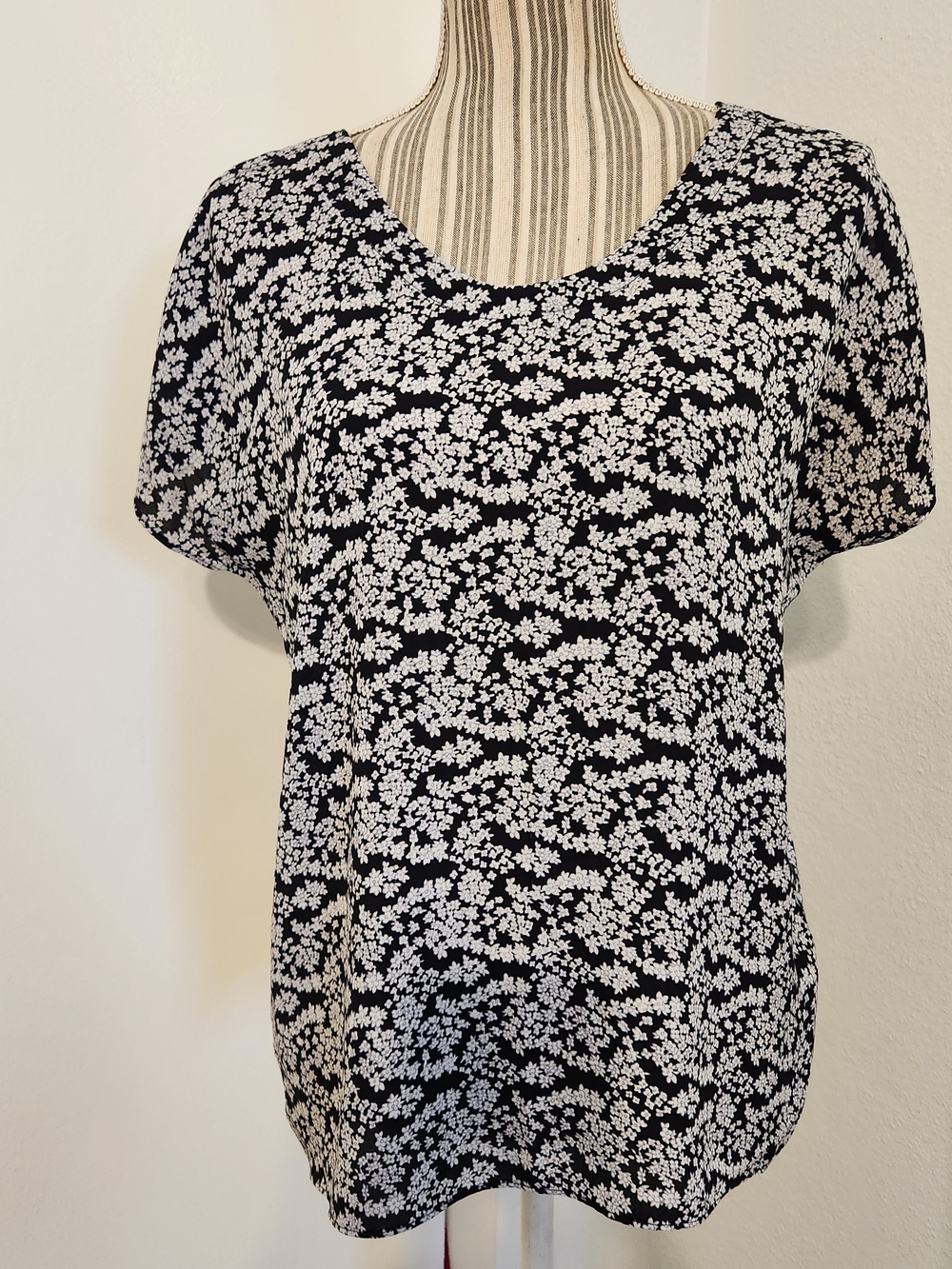 LOFT Floral Print Split Sleeve Blouse | Black & White | Size Medium